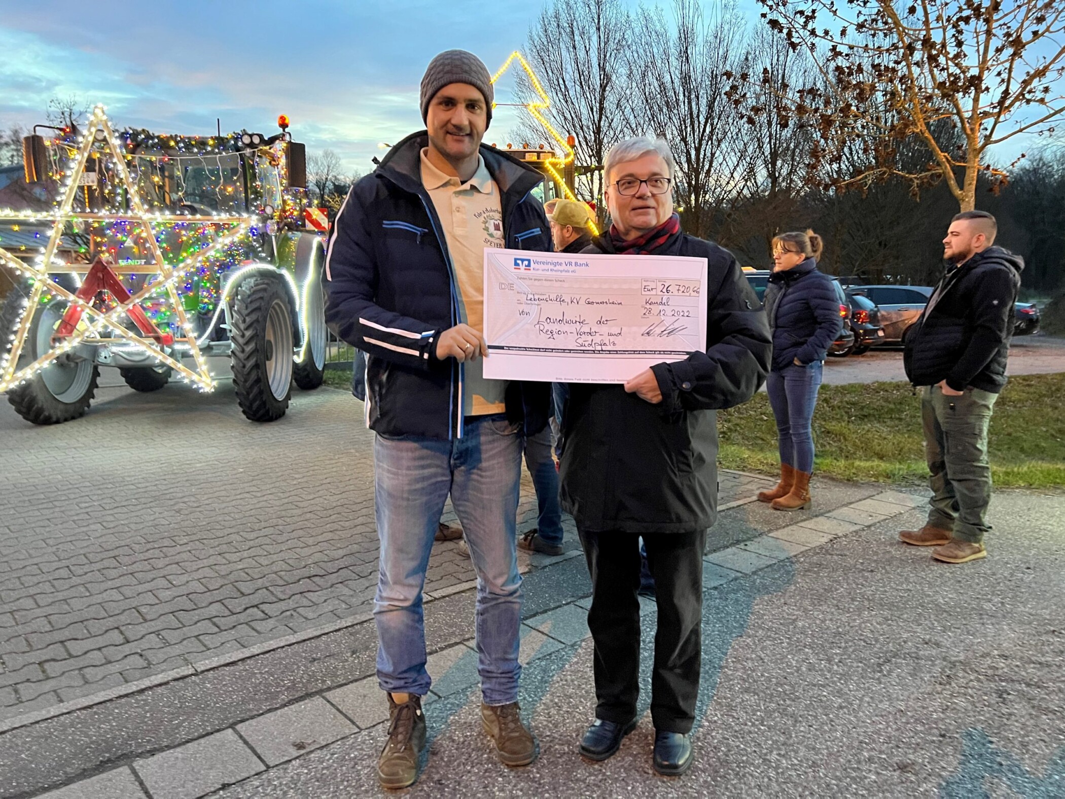 Mehr als ein Funken Hoffnung – Rekord-Spende für die Lebenshilfe Germersheim bei der diesjährigen Traktoren-Tour 1 Mehr als ein Funken Hoffnung – Rekord-Spende für die Lebenshilfe Germersheim bei der diesjährigen Traktoren-Tour 1