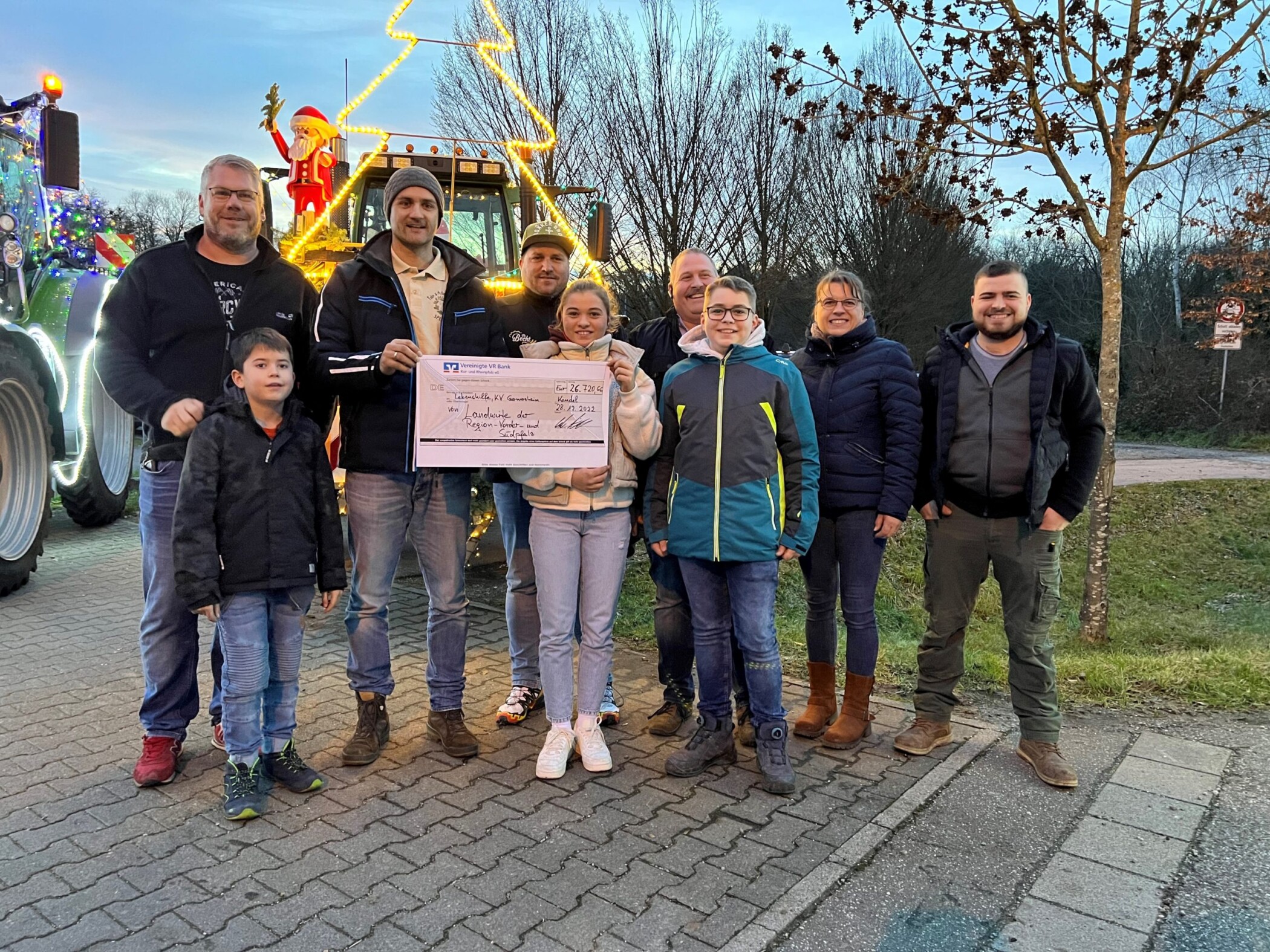 Mehr als ein Funken Hoffnung – Rekord-Spende für die Lebenshilfe Germersheim bei der diesjährigen Traktoren-Tour 2 Mehr als ein Funken Hoffnung – Rekord-Spende für die Lebenshilfe Germersheim bei der diesjährigen Traktoren-Tour 2
