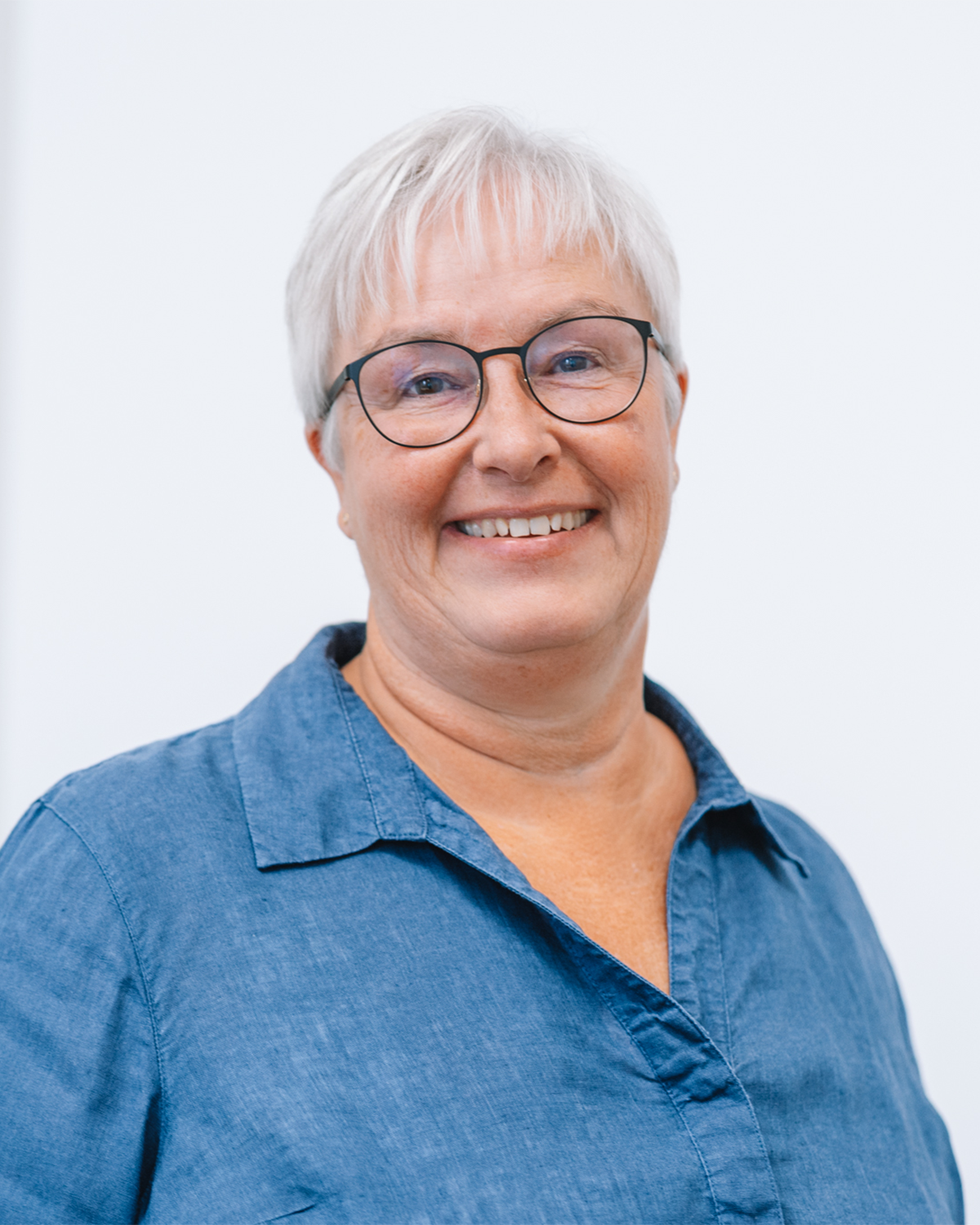 2025-09-30_Holst_Bettina-5_Favorit_web Ansprechpartner 8 Über uns
